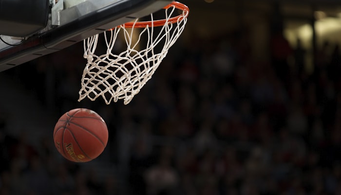 NBA季后赛湖人队与勇士队比赛中勒布朗詹姆斯持球突破的瞬间